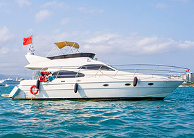 三亚鸿洲国际游艇会一日游【游艇出海|散拼包船丨浮潜丨海钓丨自驾体验丨小粉多款新船丨私家派对·布置·生日·蜜月】