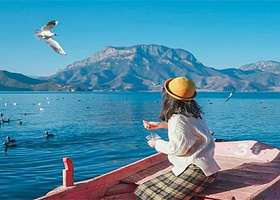 丽江泸沽湖二日游【10人小团/环湖游/登王妃岛/特色美食/篝火狂欢/格姆女神山/湖景房套餐任选】