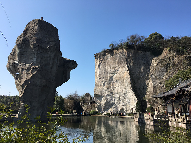 鲁镇是以鲁迅笔下的人物为主题的,也还行_绍兴柯岩风景区"的评论