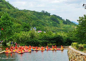 千秋关激浪漂流