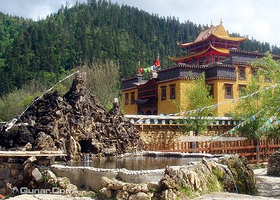 霞给藏族文化村