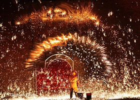 暖泉室外打树花