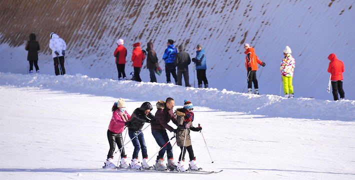 道谷南山滑雪场位于赤峰市红山区文钟镇三道井子村东山,自赤峰市火车站经文联路往南约8公里即可到达,交通非常便利。日接待能力2000人,拥有停车位200余个。2015年1月1日正式营业。道谷南山滑雪场位于北纬41度的黄金滑雪度假带0,雪场依托南山山势而建,冬暖、无风,使这里成为了温暖惬意的冰雪港湾,雪季时长120天,每年的11月中旬至次年3。滑雪场占地120亩,造雪面积为60000平米,目前规划有4条雪道和3万平米的戏雪乐园。雪道分为初级道、中级道、猫跳雪道(Mogul-Slope)和迷你滑雪公园(mini