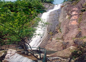 琴湖飞瀑景区