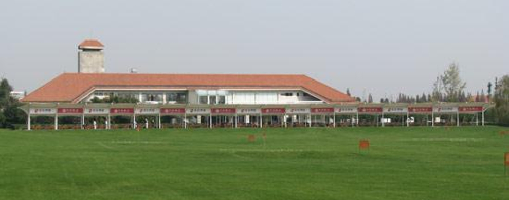 "四川青城山高尔夫俱乐部座落于举世闻名的都江堰畔,在秀丽怡人的青城山旁;地理位置优越,交通方便,从成都市区到俱乐部的车程时间仅为45-50分钟。这里是很多高球人士向往之佳所:因为在这不但可以远离喧嚣,尽享世外桃源般的打球之欢,又可一饱绝世古建筑物的精湛之美! 国际标准的18洞72杆世界锦标赛级高尔夫球场由美国HOK公司设计,独具匠心,既有美式球场的粗犷,又具日式球场的雅致,同时球道立体层次分明,地势错落有致,扑朔迷离,难易结合,适合每一位高尔夫爱好者。俱乐部巨大的水系体现出都江堰的特色,湖面波光粼粼,秀