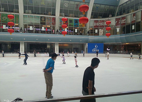 龙悦冰城滑冰
