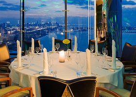 AL MUNTAHA 顶层餐厅