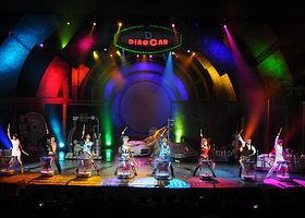 环球恐龙城大剧场《疯狂恐龙人》演出