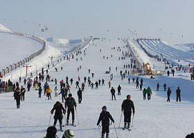 新疆龙山滑雪场