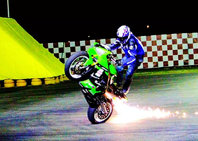 《速8》大型汽车摩托车特技表演