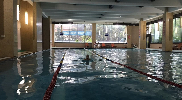领峰恒温游泳馆