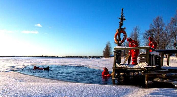 芬兰 罗瓦涅米 冰上漂浮体验