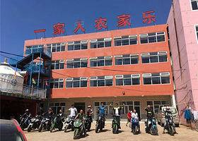 张北坝上草原一家人农家院