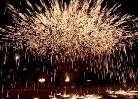 魏家坡打铁花表演