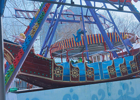 郑州动物园内海盗船