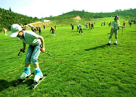 覆卮山度假村滑草场