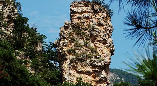 雄狮卧塔