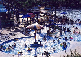 山泉活水泳池