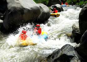 龙栖山大峡谷漂流