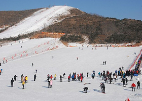 铁岭金峰小镇滑雪场