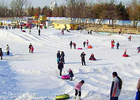玉渊潭冰雪节雪上乐园