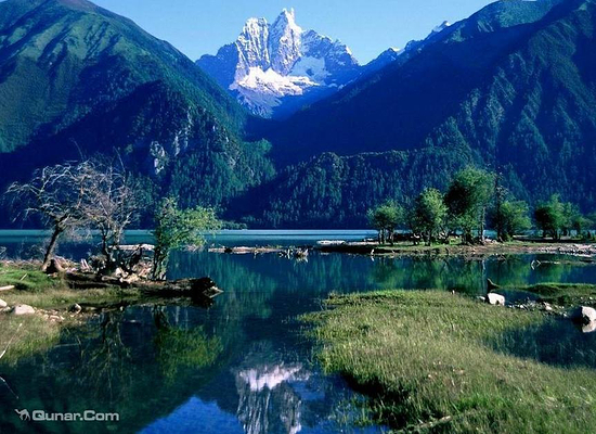 九皇山景区(前身是国家AAAA级旅游景区----西羌九黄山猿王洞景区,由绵阳西羌九黄山猿王洞景区有限公司独资经营管理,2008年5.12地震全部毁损)是5.12地震之后,由北川云中羌寨旅游开发有限公司投入2.8亿元人民币恢复重建的新景区,于2010年7月5日正式对外开放。 景区位于大禹故里、中国唯一的羌族自治县-----四川省绵阳市北川羌族自治县。距中国科技城 绵阳市仅58公里,距成都约3小时车程,距九寨约4小时车程,成都至九寨的旅游环线穿景区大门而过。 景区集人文与自然之大成,以古朴的