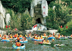 黑龙潭地下峡谷漂流