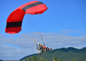 亚龙湾动力滑翔伞飞行营地