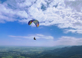 春天里滑翔伞航空运动飞行营地