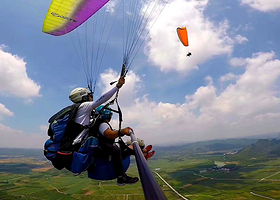 山东泰山卧龙峪滑翔伞飞行基地