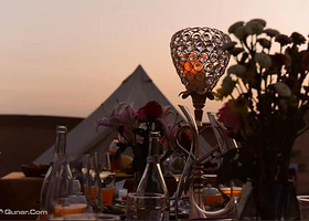 三山情沙漠露营地