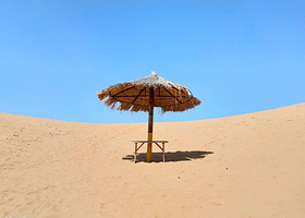 腾格里半沙伴水露营地