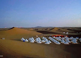 腾格里星月沙居露营地