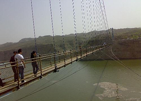 白浪黄河铁索桥