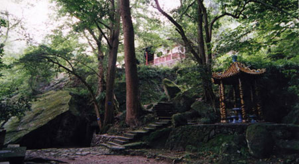 青田封门石古洞