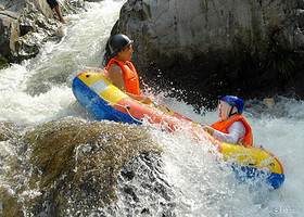 柏坑峡谷漂流