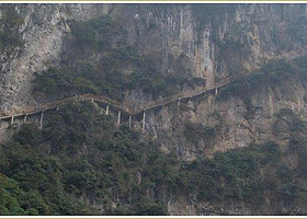 绝壁栈道