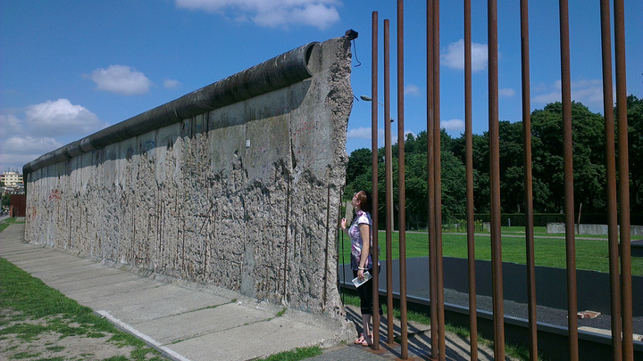 我们去了两个关于柏林墙的有名的地方,第一个是柏林墙遗址纪念公园