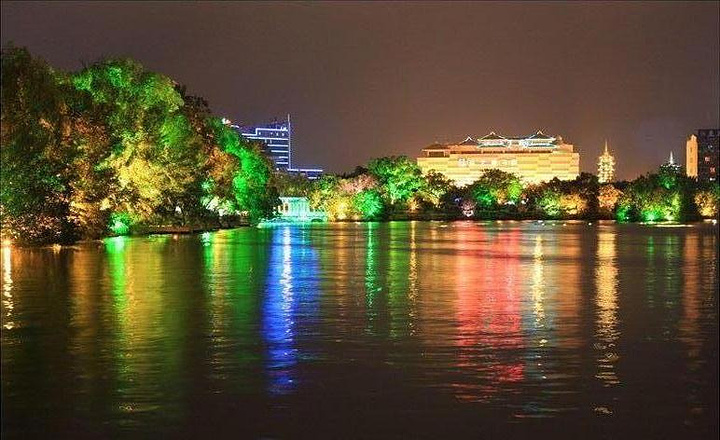 木龙湖的夜景.榕湖夜景.榕湖中间还有个九曲桥