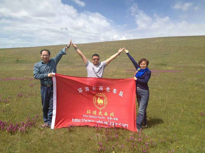 闫师傅的车队还有队旗,我们一起合影,中间的就是闫师傅