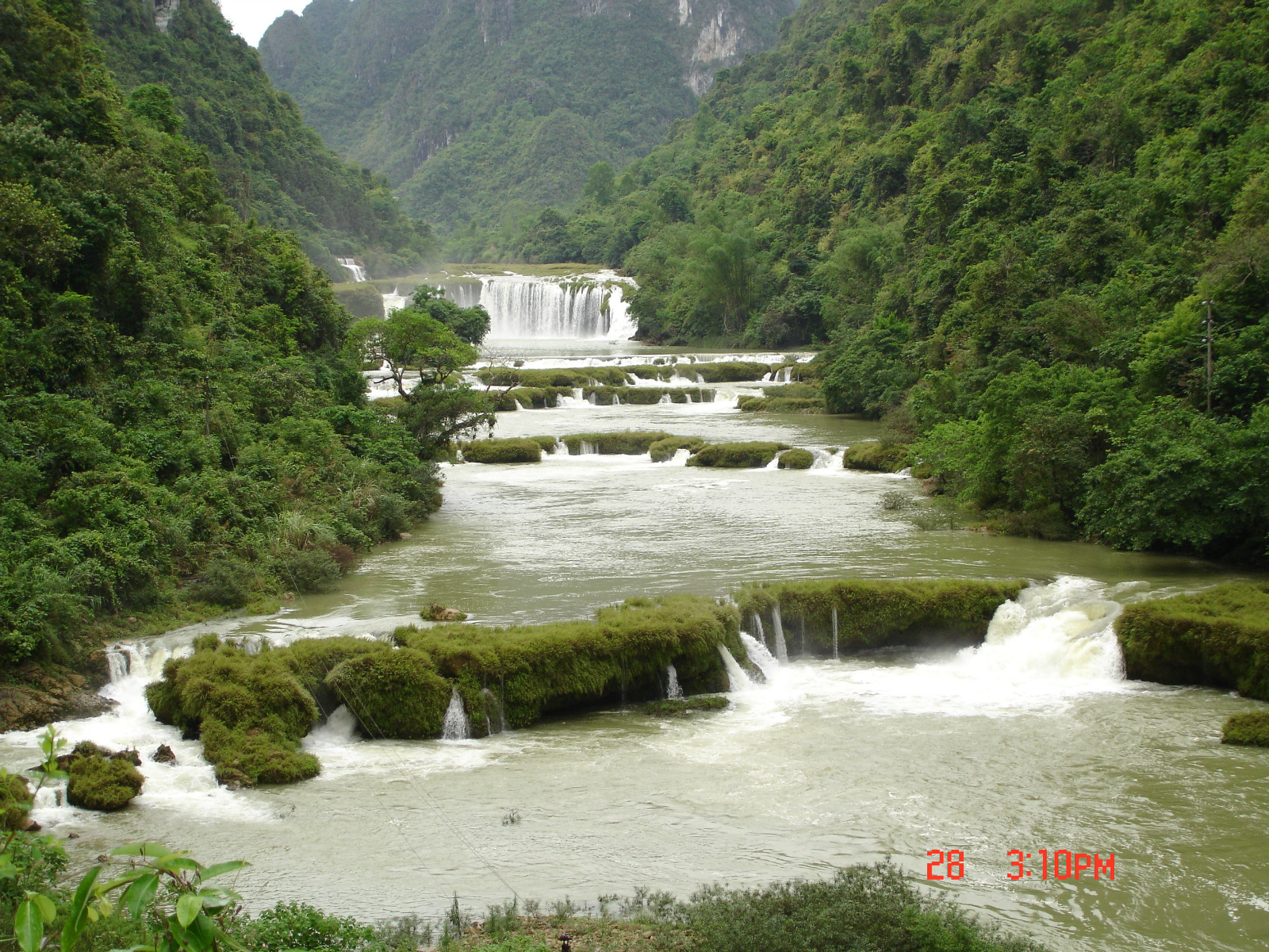 还是建议自驾车,沙屯叠瀑景点就在路边,无需门票,这是大自然是鬼斧神