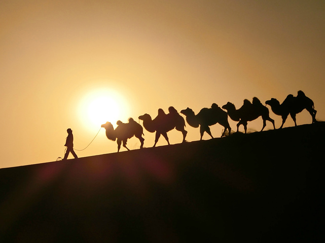 一般推荐在清晨的时候来这里看日出,或者黄昏的时候来这里看日落,顺便