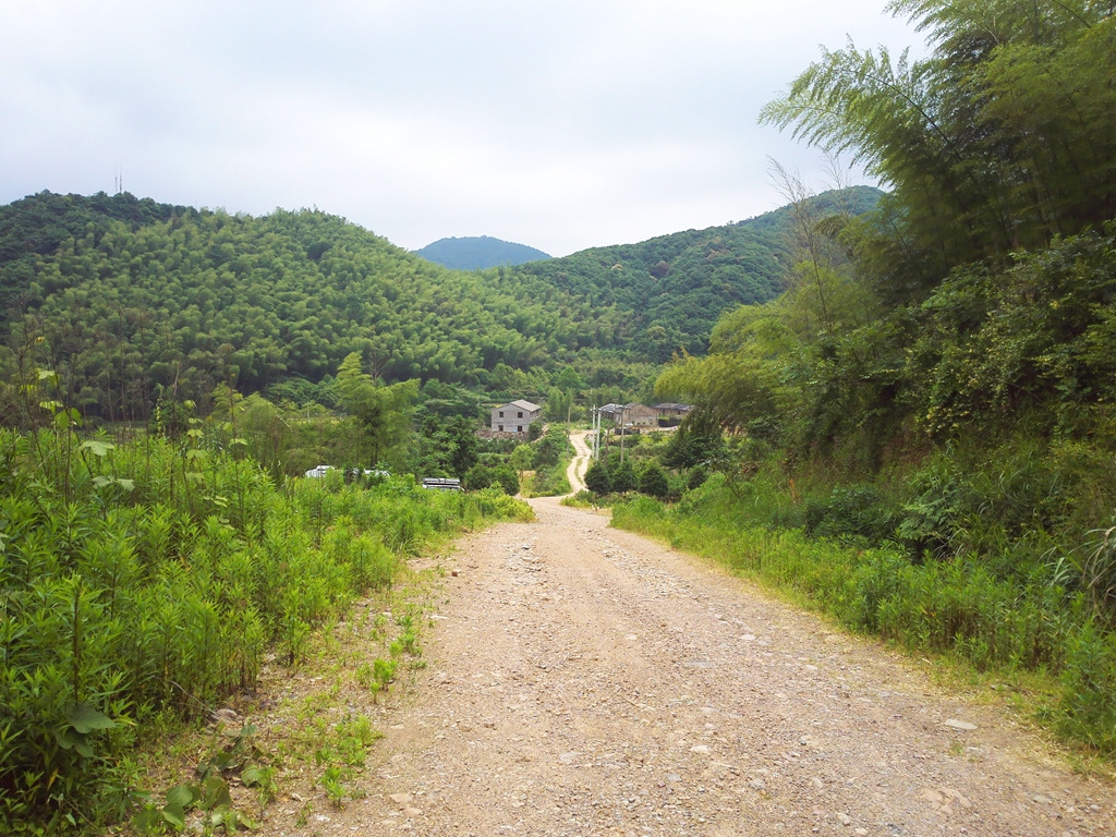 隐匿在山村中的宁静古寺