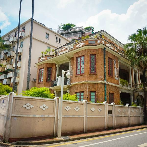 【景点简介】 广州人旧有有钱住西关,有权住东山的说法。民国时期,新河浦地区是华侨、富商和政要的聚居地,这里的住宅楼房以西洋式花园别墅格局。 广州市现存最大规模的中西结合的低层院落式近代建筑群就位于此处,这个路线可以感受到老东山洋房建筑,同时也能感受历史文化,有很多小巷子都隐藏着一些很有感觉的咖啡馆。 【地址,交通】 地铁站东山口下车以后,往东山百货的方向走去, 转入庙前直街,以恤孤院路作为步行的起点。徒步一小时就可以把新河浦地带的洋楼看遍 【景点分布介绍】 恤孤院路。 因两广浸信会在1920年在建华侨住