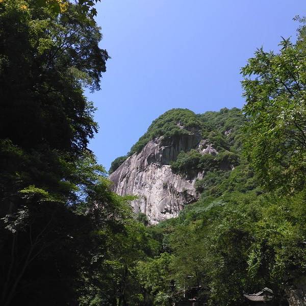 上次去西安时就想去太白山,可惜是时封山不得而入,此次二临西安,怎么也得去一趟,于是便把同行的女友扔在西安城里,自顾逛两天,我则乘车去往一百多公里外的这道家第十一小洞天。 太白山有着号称青藏高原以东中国内陆第一高峰拔仙台,是当地户外圈中有名的所在,去穿越的话,有N条路线N种走法,可惜我远道而去,时间有限,也没空找当地驴友打探,只能去走走最简单的游客路线。一早从火车站东搭乘旅游专线,10点来钟到了景区大门,购票入内,首先要乘坐景区内的观光车去往半山的下板寺。 一进验票点就是据说老子牵牛而过的青牛洞,以此处洞天