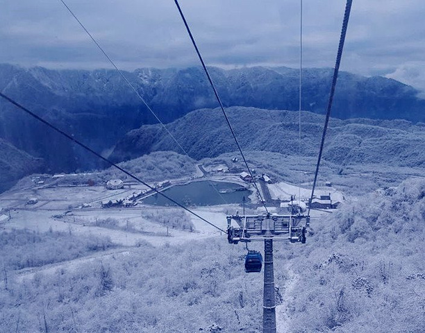 缆车眺望西岭雪山