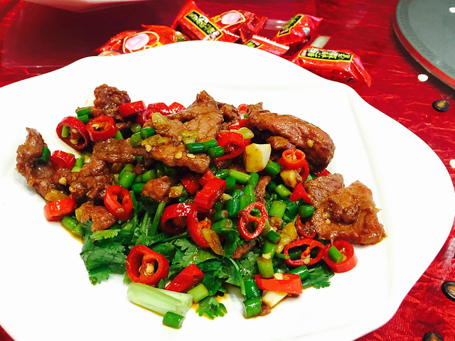 餐厅主打粤菜和本帮菜,不过十几道菜基本上客人都觉得很上档次,口味也