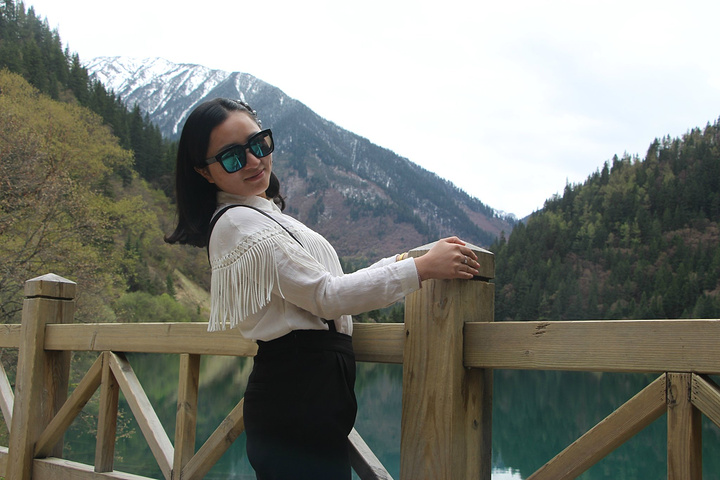 美丽的镜湖,四连拍……有美女的点缀景更美了…….