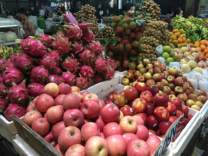 菜市场里面的水果摊位.