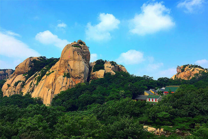 五莲山因五莲列峙,耸接云霄,如莲花初放而得名,九仙山则因八仙过海战恶龙,山神倾力育万树而流传。两山虽各有特色,但却共五大景观闻名遐迩。其一是奇峰怪石。景区内奇峰林立,怪石嶙峋,上不见巅,下不见路,奇色异景比比皆是;又颇具灵气,似唤之能应,驱之能动,五指峰、钵盂峰、玉烛峰、万卷书、龟峰、靴石、无字碑等均形成颇具特色的峰石景观。其二是石窟幽洞。大自然以神来之手给这里创造了许多的洞天福地,并且赋予了一个个带有传奇色彩的美名。藏在烟雨涧下的水帘洞,巨石叠垒而成,滴水成帘,人入洞中,暑气皆无。似洞非洞的一线天,仰望
